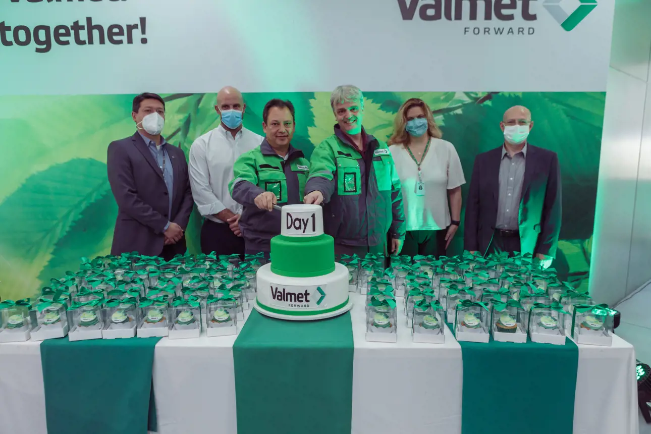 Confraternização com os colaboradores da Valmet e Neles para anunciar a bem-sucedida fusão entre as empresas. 