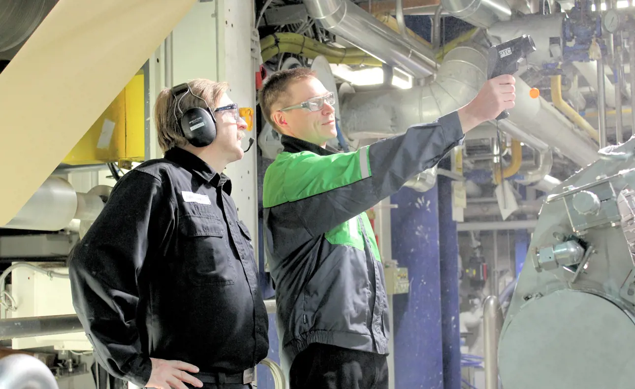 Ensko Nupponen and Henri Vaittinen are checking the web temperatures