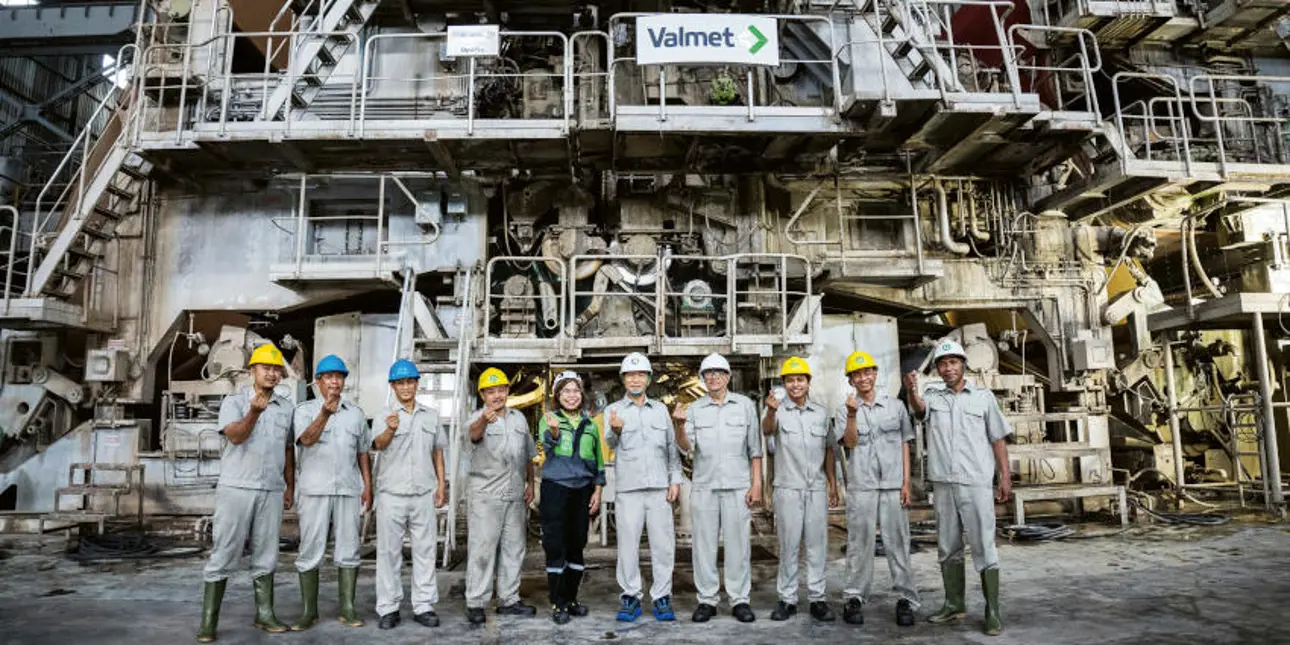 Mill operators and Valmet personnel in front of the new OptiFlo Layering Gap headbox at PT. Aspex Kumbong mill