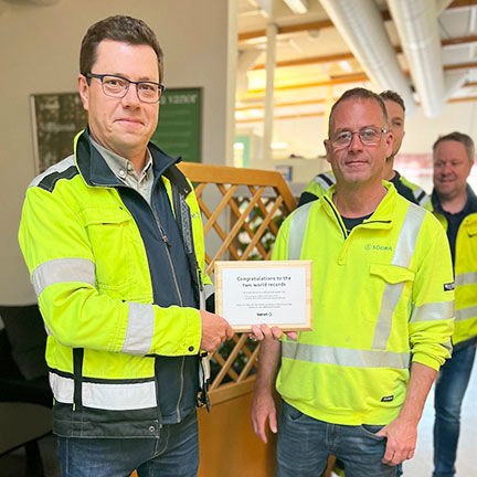 Peter Lindgren handing over the record plaque to Jimmy Syr&eacute;n.